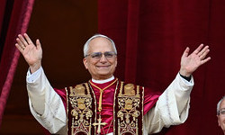 Papst Leo XIV., der frühere Kardinal Robert F. Prevost, winkt nach seiner Wahl zum Papst am 8. Mai 2025 der Menge auf dem Petersplatz im Vatikan.